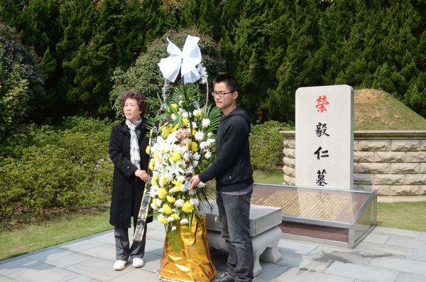 我校师生祭扫荣毅仁陵园