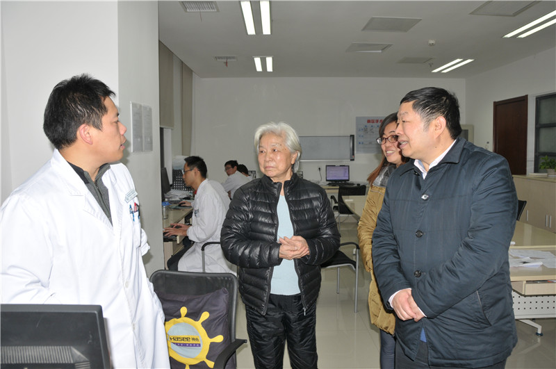 陈坚校长叮嘱医务人员照顾好患病老同志