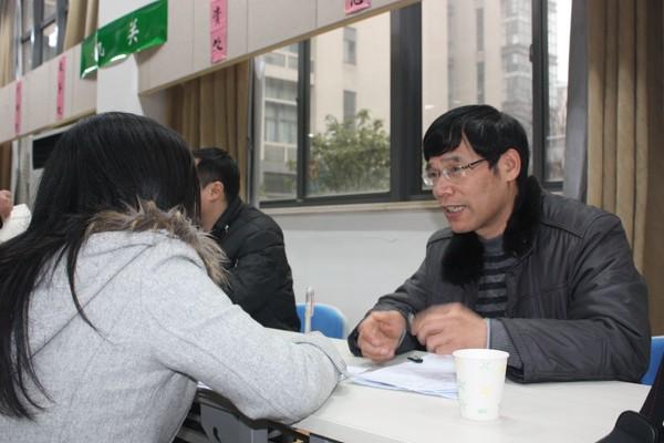 指导老师与勤工助学学生亲切交谈（一）