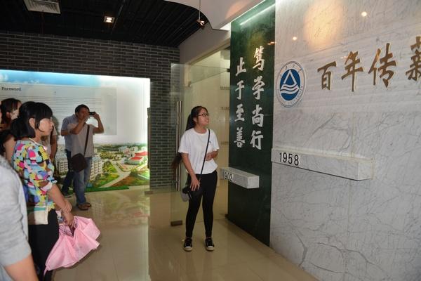 参观校史馆