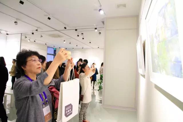 参观画展