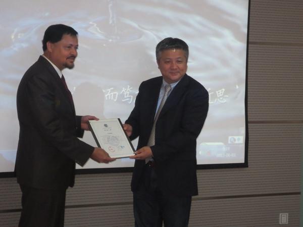 徐岩副校长为Bhesh Bhandari教授颁发客座教授证书