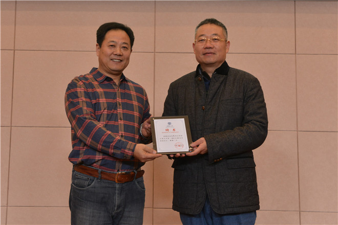 江南大学校友会秘书长林云鉴为王文亮颁发荣誉会长聘书