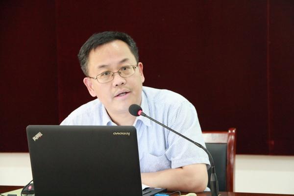 审计处副处长、监察处副处长夏飞宇作题为“内部审计在学校管理工作中的定位、特点和作用”的专题讲座