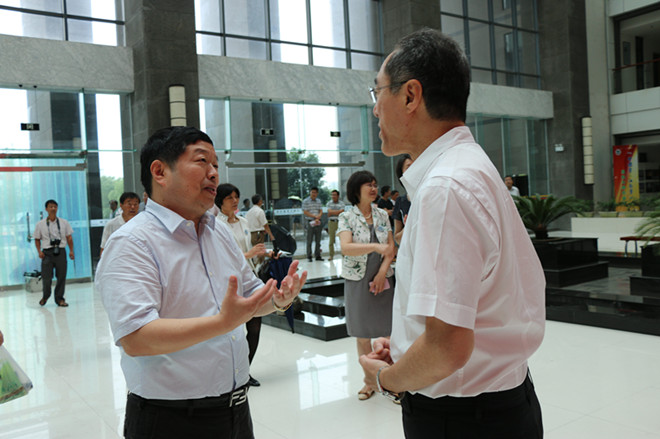 陈坚校长与唐英年先生交流