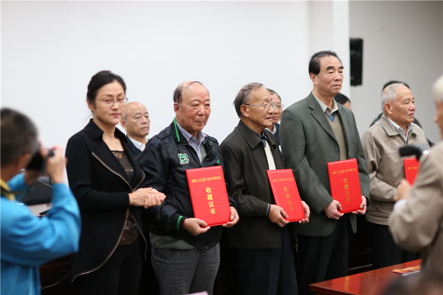 程志翔教授和金其桢教授代表赠书
