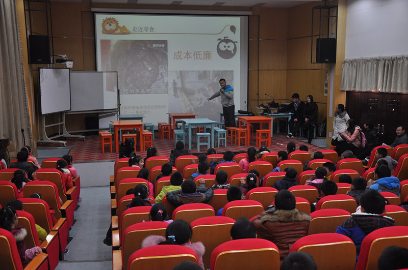 党校学员向小学生展示零食制作现场