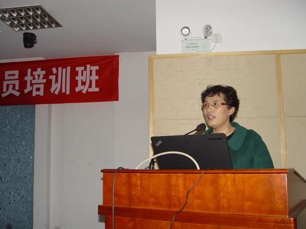 校党委报告员小组刘玉老师作专题讲座