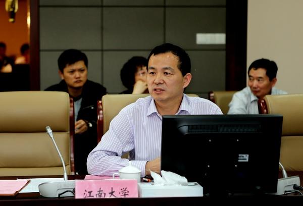 学生工作处处长崔宝同作题为“适应新形势，领会新内涵，探索新渠道，实现新提升”的汇报