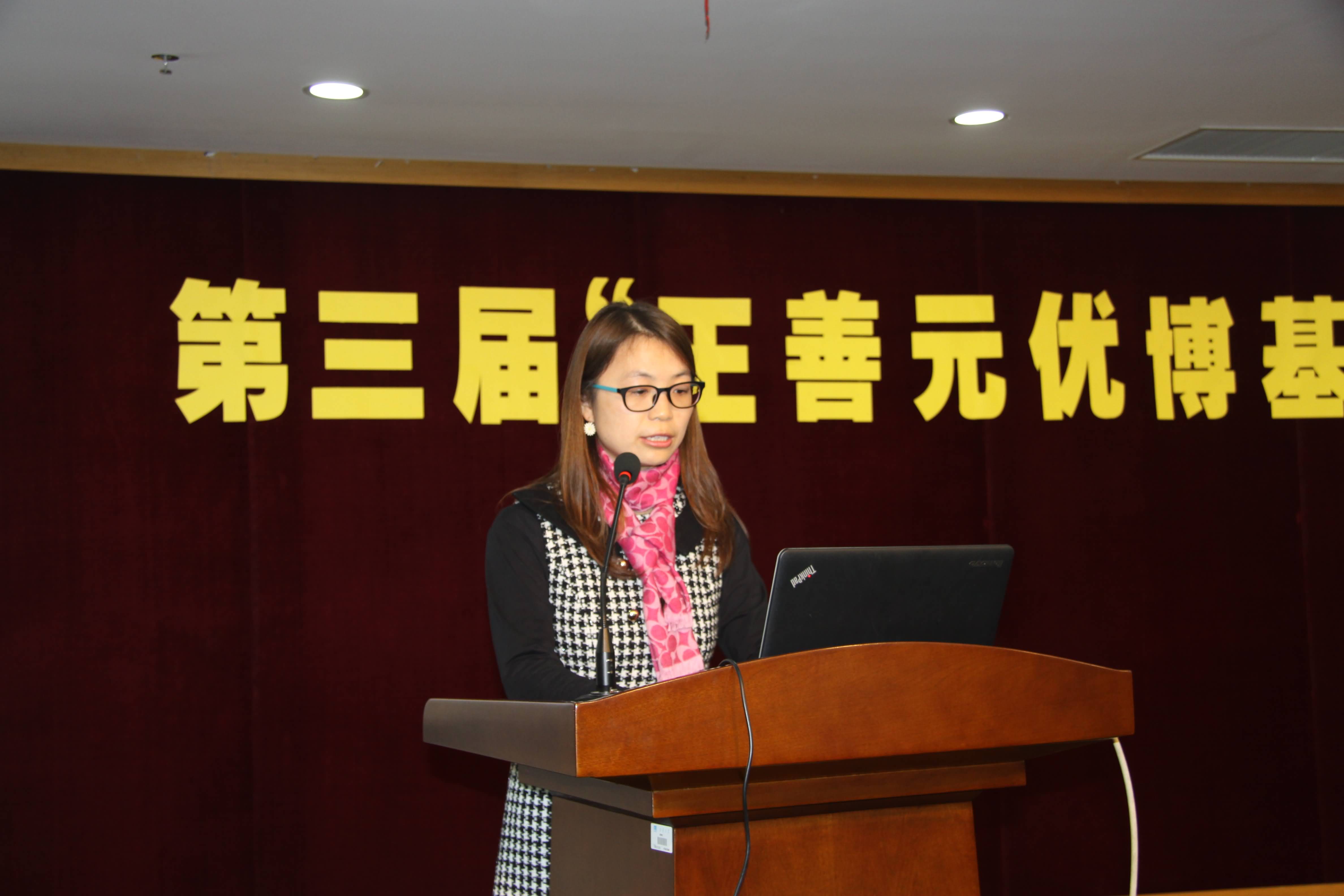 东华大学覃小红教授宣布获奖名单并简要介绍了获奖博士的科研成果及学位论文创新点
