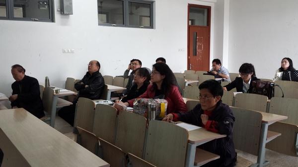 评委认真听课