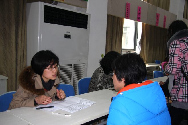 招聘老师与应聘学生亲切交谈