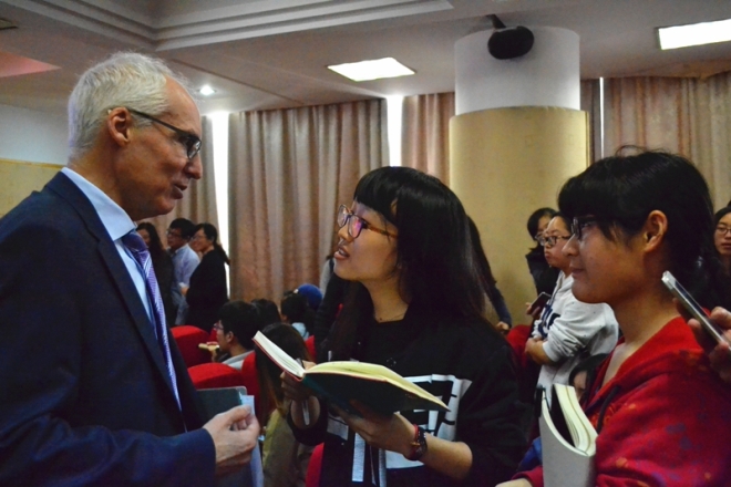 Vaccarino校长与商学院学生交流互动