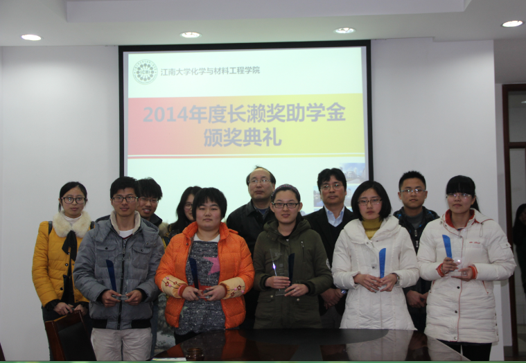 获奖本科生与胡总、院长合影