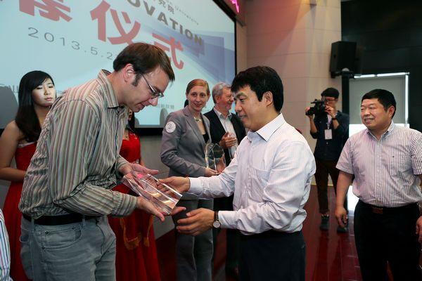 为五位国际平台顾问颁发水晶证书(一)
