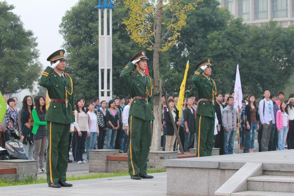 在国旗下重温入团宣誓