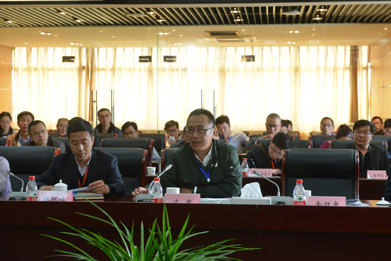 全国工程硕士专业学位教育指导委员会秘书处主任沈岩做大会主题报告