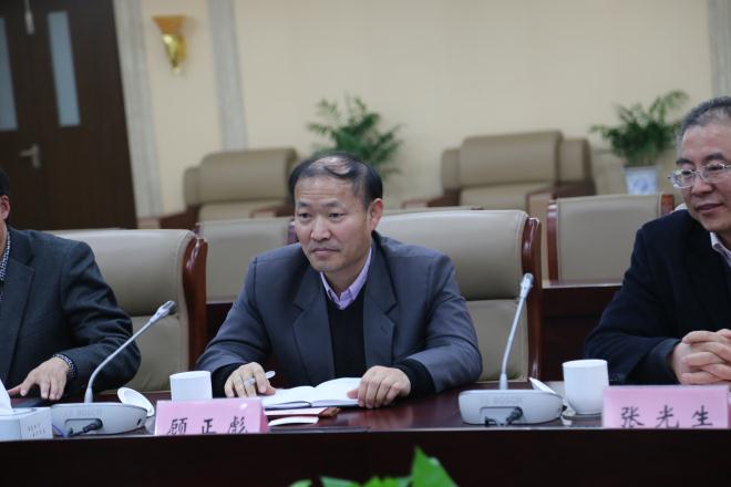 顾正彪副校长介绍学校情况