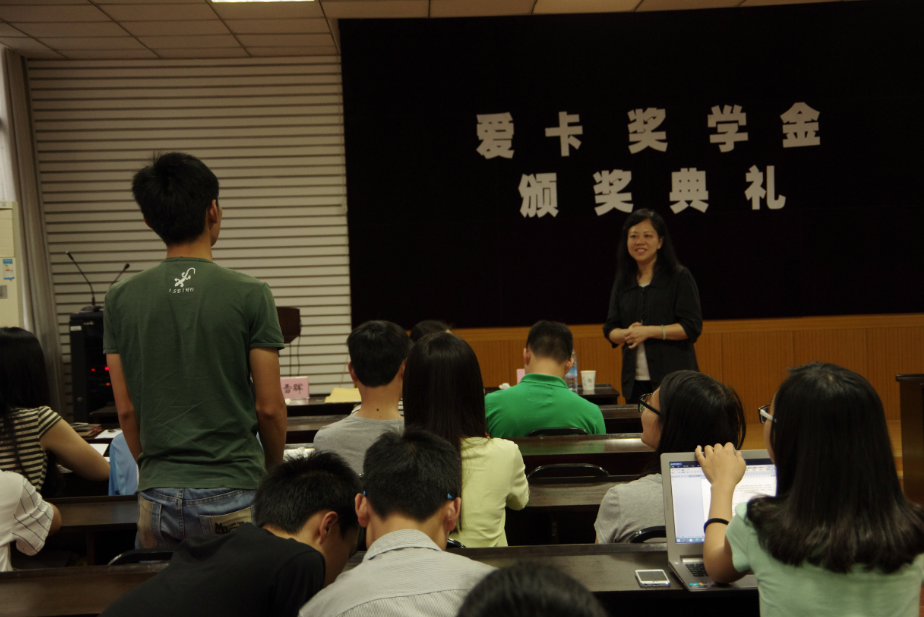 蔡经理回答学生提问