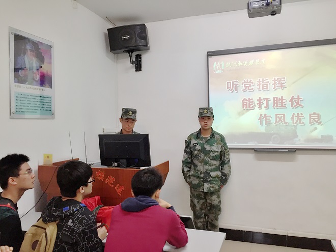 同学们认真聆听军人成长故事讲座