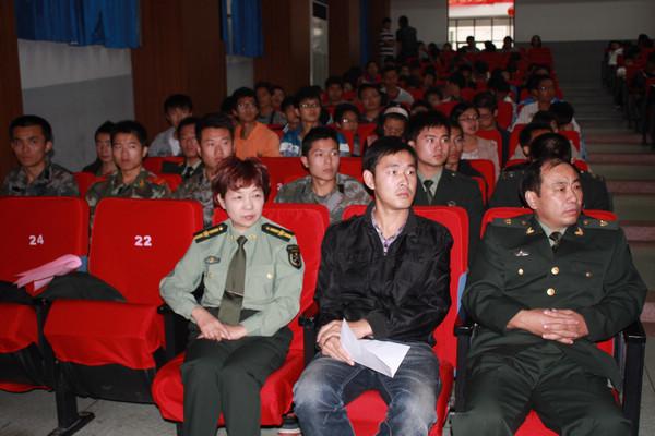 参会学生认真聆听征兵动员大会