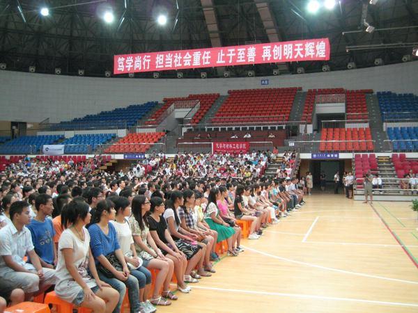 同学们精神饱满、斗志昂场
