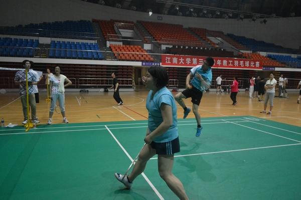 江南大学第三届青年教工羽毛球赛顺利举行