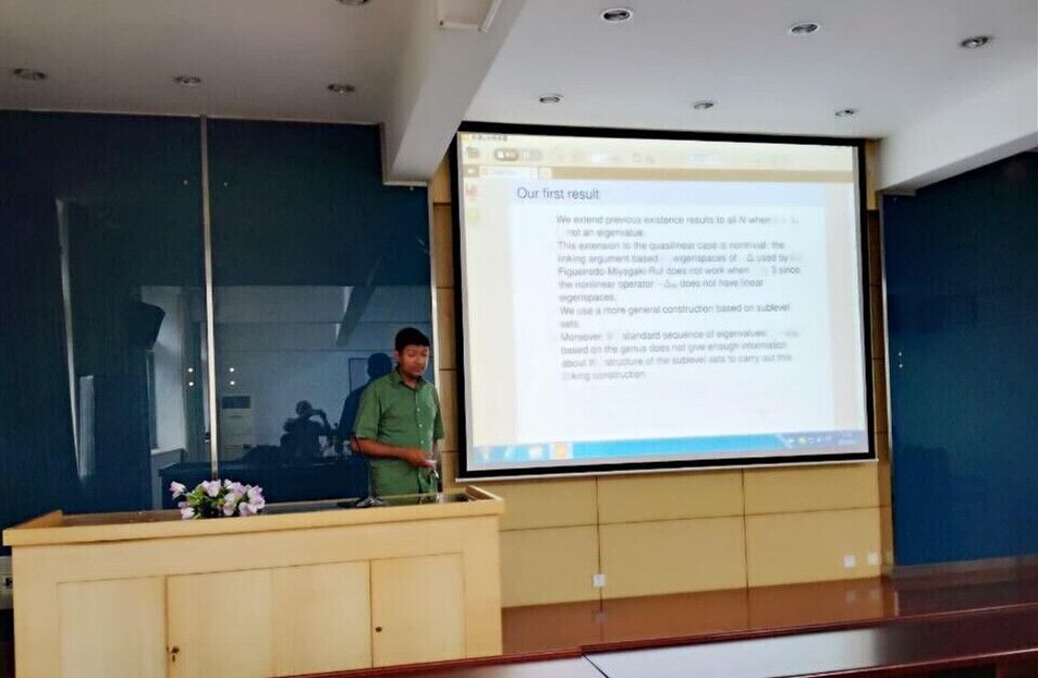Kanishka Perera教授做报告