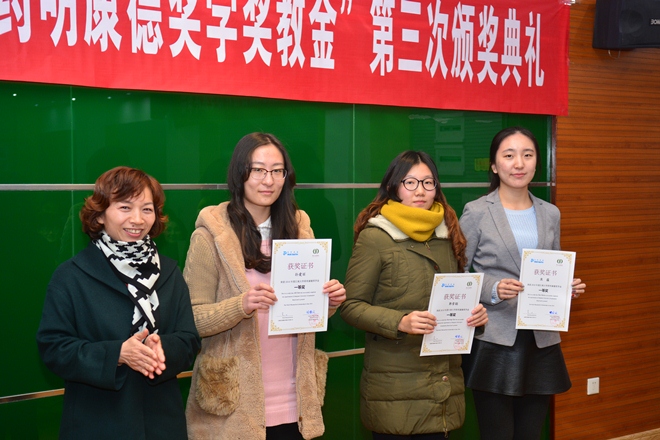 江南大学生物工程学院党委书记黄壮霞为获奖学生颁奖