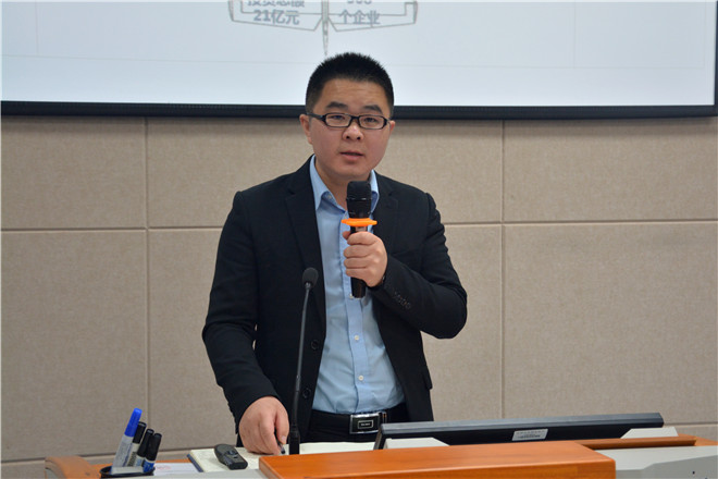 远东集团人力资源部总监助理王栓栓进行宣讲