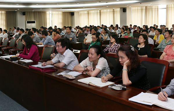 与会人员聆听报告