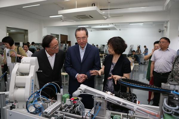 唐英年先生参观君远工程中心
