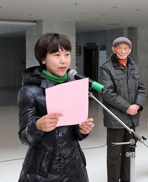 生物工程学院党委副书记、副院长王珏宣读获奖名单