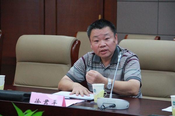 机械工程学院党委书记徐君平发言