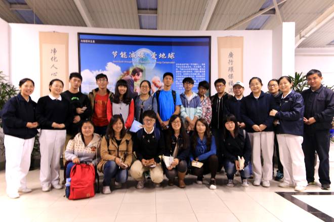 学生会成员与环保站工作人员合影