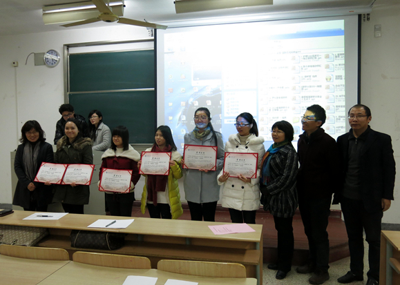 图3.获奖同学与老师合影