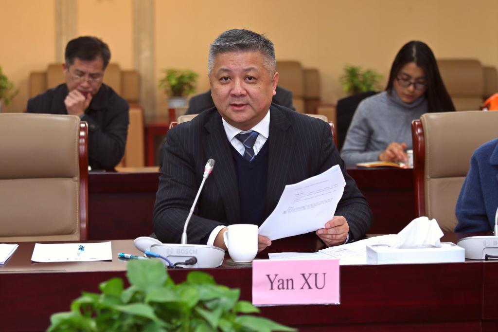副校长徐岩主持专题报告会