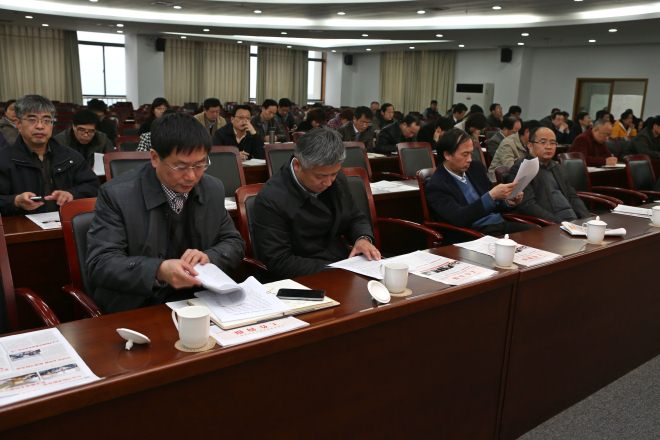 与会人员认真听取报告（一）