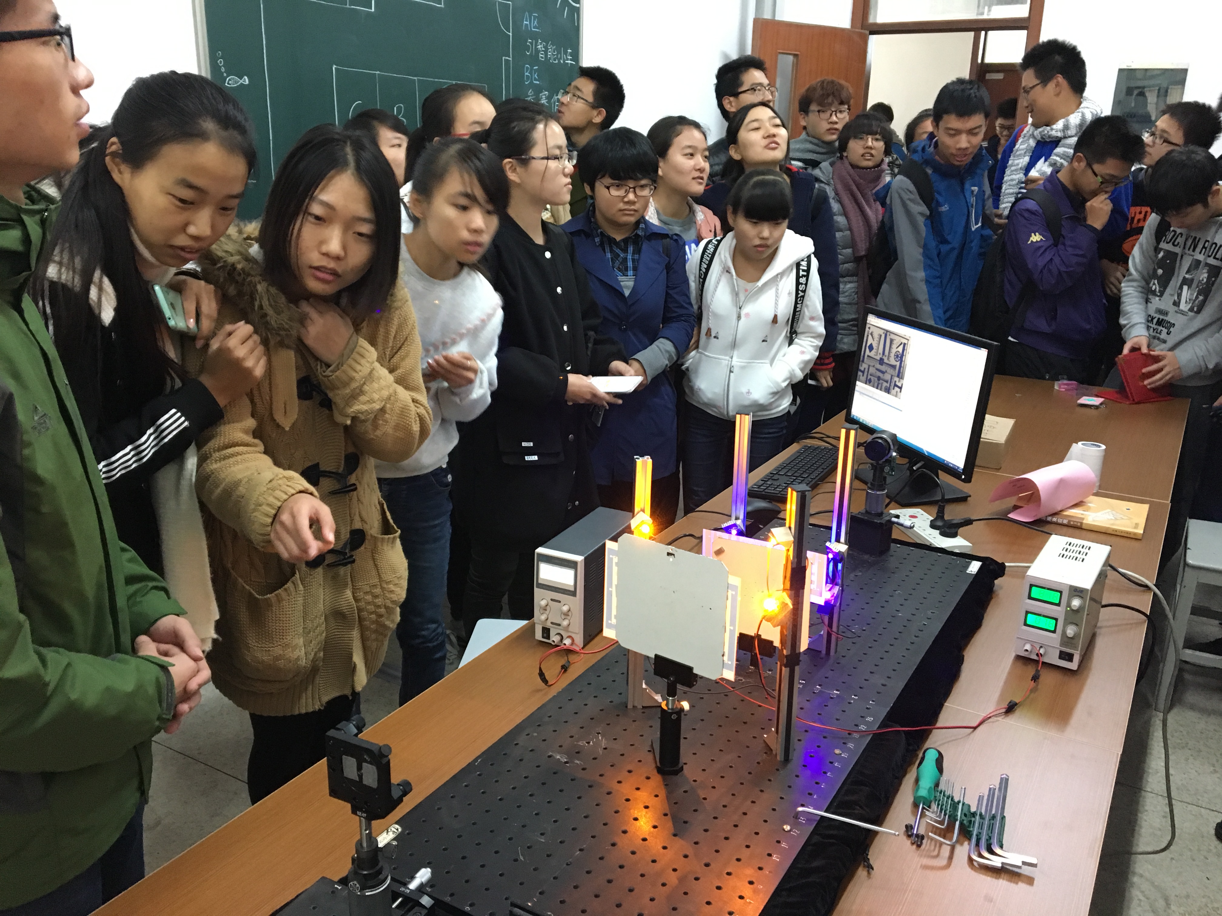 参观科技创新实验室