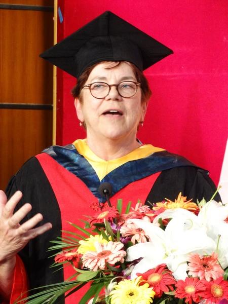 教师代表Kathleen Lafferty致辞