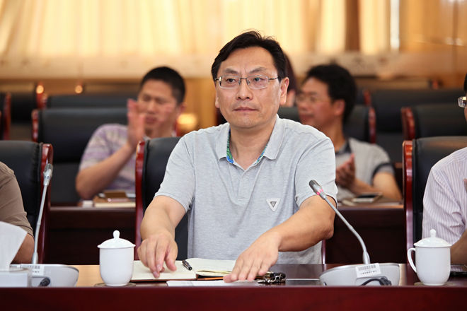 校党委常委、校长助理吴正国宣读入党30年党员名单