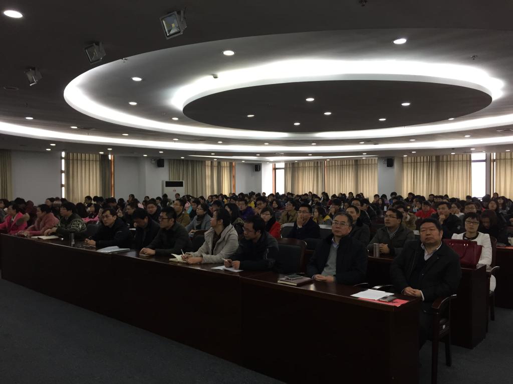 我校师生认真聆听报告