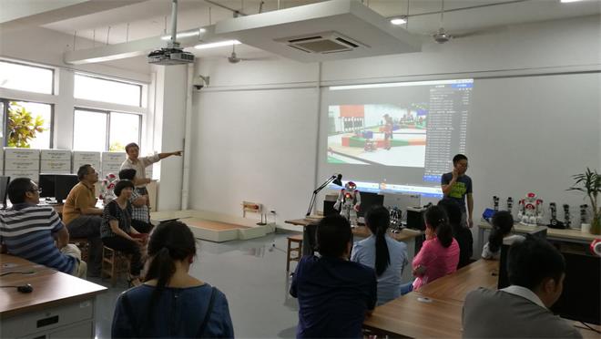 参观君远学院机器人实验室