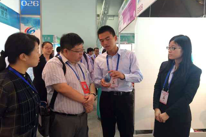 校团委刘书记来化工展位看望比赛学生1