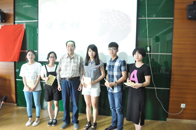 张乃成老师为学生颁发党建学习读物
