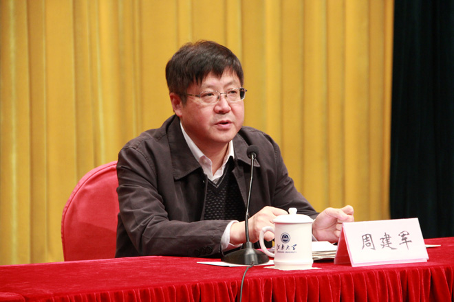 无锡市委组织部副部长、市“两新”组织党工委书记周建军作主题报告
