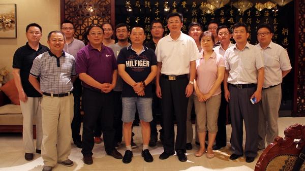 博士实践团一行与河南校友会合影