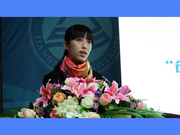 数媒学院分团委书记包羽对展示文化节logo，并对其设计理念进行详细解读