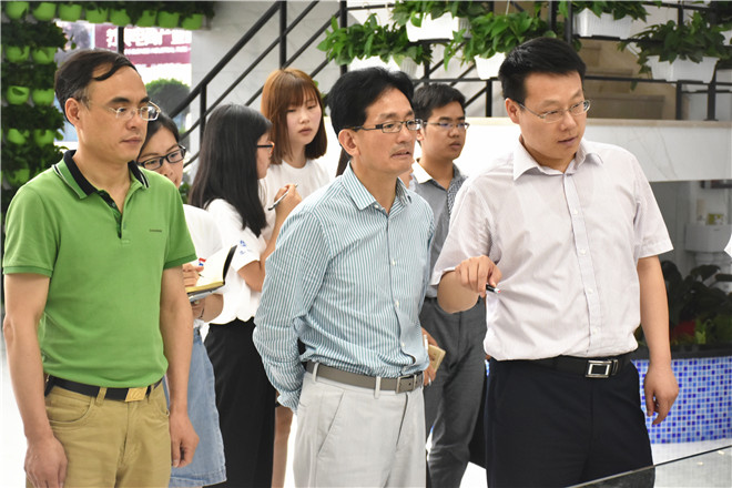 沭阳县委常委、副县长顾宇向调研团队介绍沭阳县情况