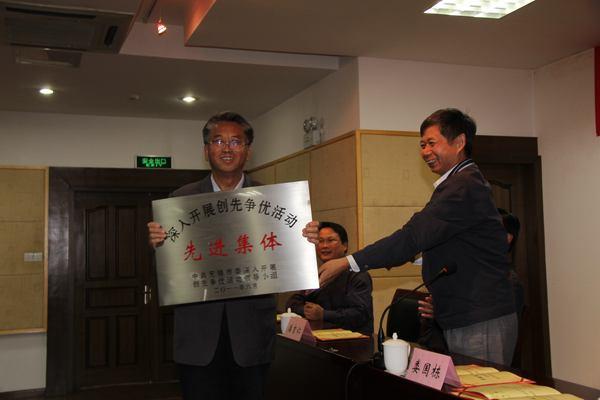 后勤保障系统为获得校级以上创先争优先进集体和个人颁发证书